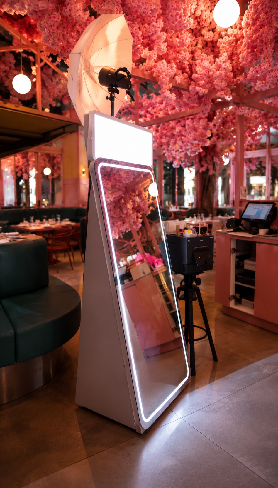 Miroir selfie LUMEA en événement avec décor floral